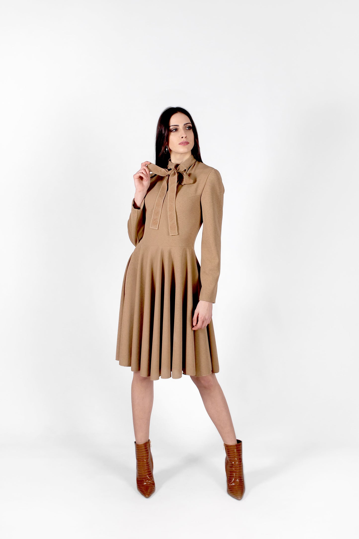 Abito donna con ricamo sul collo